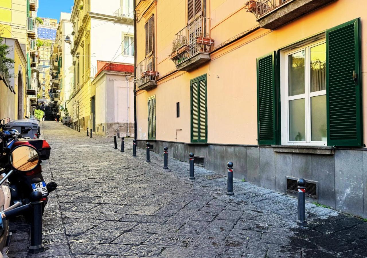 Metro Amedeo - Stanza Privata Con Vasca Idromassaggio Apartment Naples Exterior photo