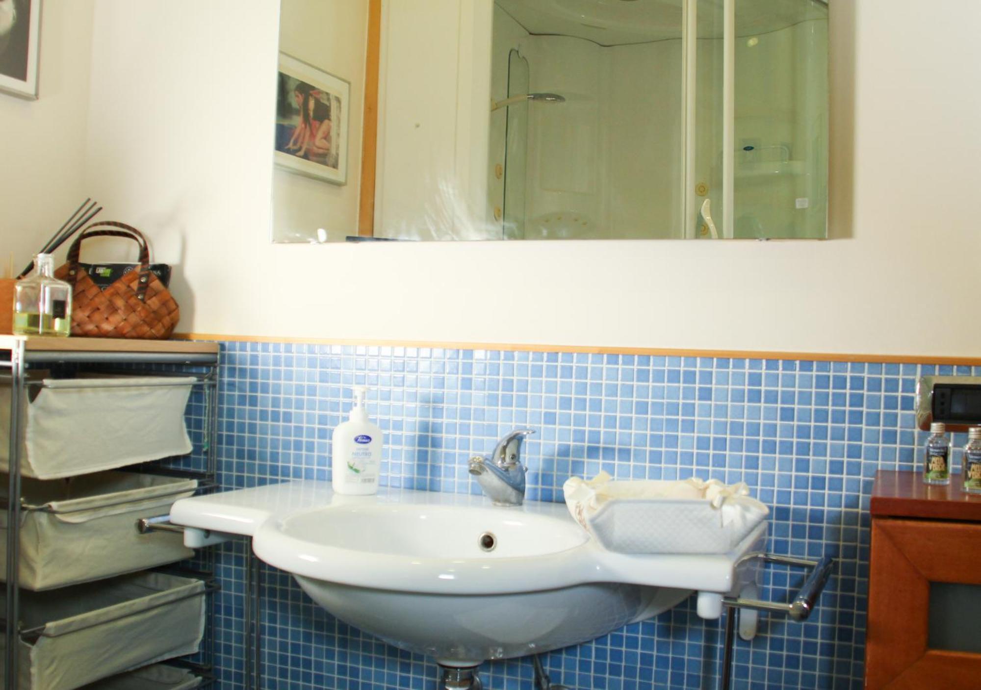 Metro Amedeo - Stanza Privata Con Vasca Idromassaggio Apartment Naples Exterior photo